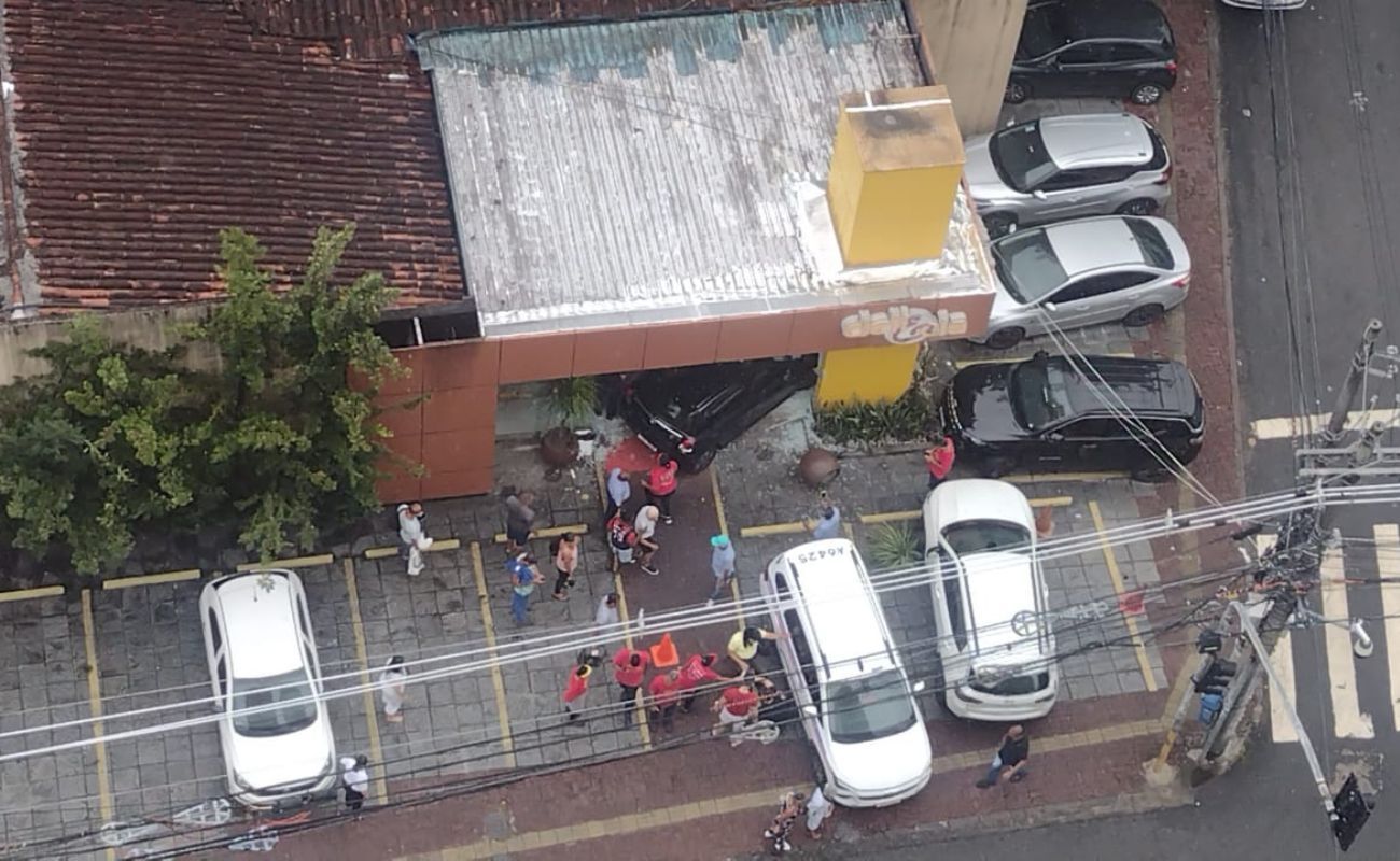 Carro invade tradicional padaria da Graça e deixa ferido