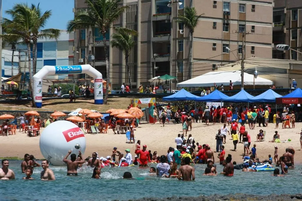 Projeto promove banho de mar assistido para pessoas com deficiência em Salvador