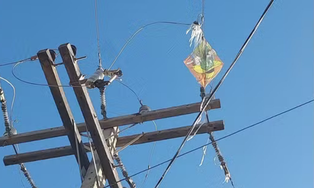 Criança morre eletrocutada ao tentar resgatar pipa em poste na Bahia .Foto: Reprodução