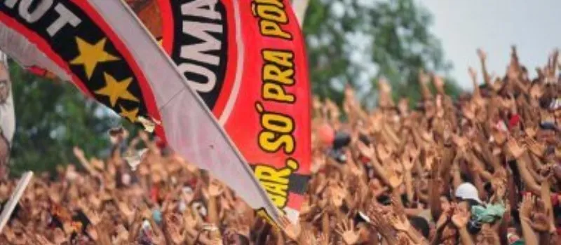 IMBATÍVEL: Principal torcida organizada do Vitória cobra respeito a Kieza e Willian Farias; Veja