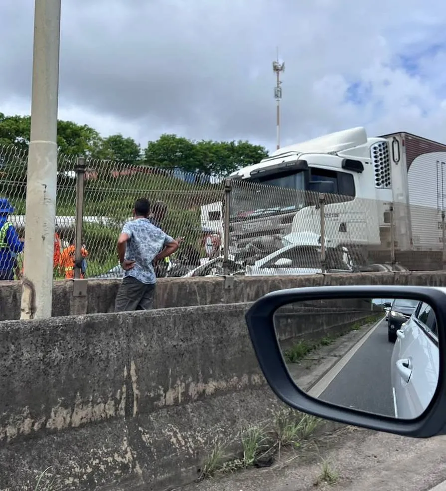 Duas pessoas ficam presas às ferragens de carro após acidente com carretas na BR-324; veja vídeo