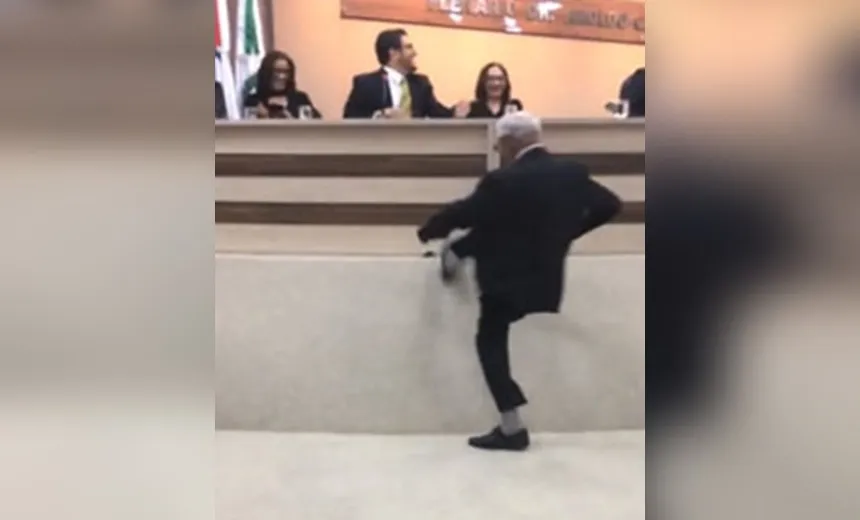 Rato invade Câmara de Barreiras e agita sessão; veja vídeo