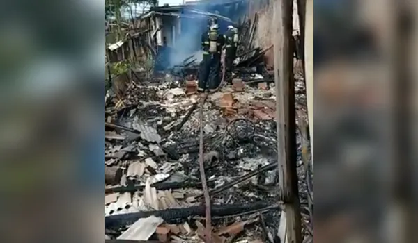 Incêndio destrói casa no Subúrbio de Salvador e assusta moradores; veja vídeo 