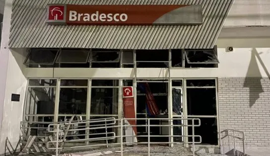 Grupo armado invade agência bancária e explode cofre no interior da Bahia