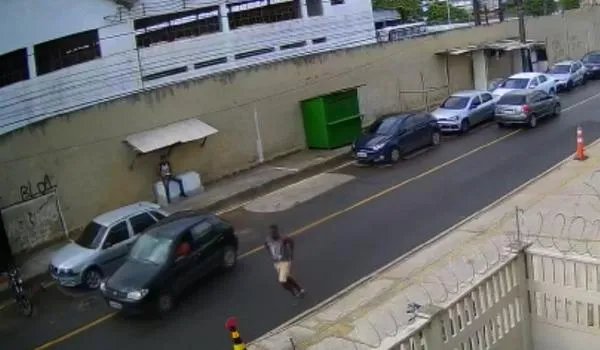 Ousadia! Bandido assalta pedestres perto da Rondesp Central em Salvador; assista 