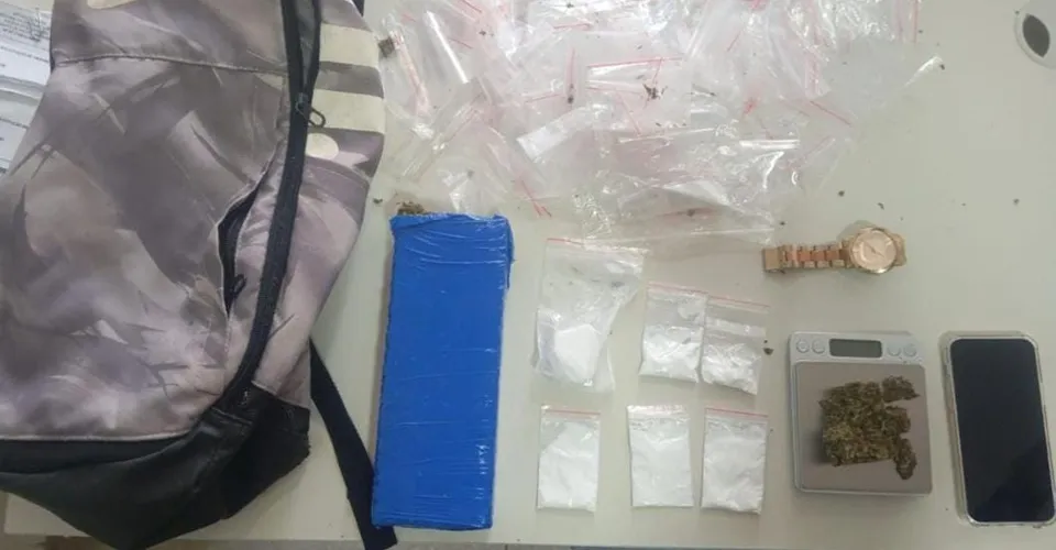 Suspeito de tráfico tenta fugir de abordagem e acaba preso em Camaçari