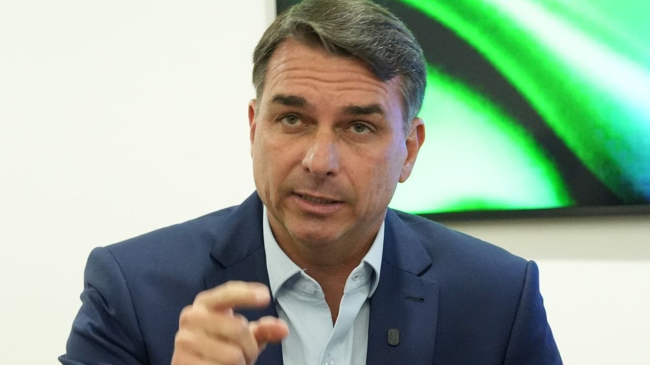 O Senador E Candidato &Agrave; Presid&ecirc;ncia Fl&aacute;vio Bolsonaro (pl Rj) Divulga&ccedil;&atilde;o Charles Vieira