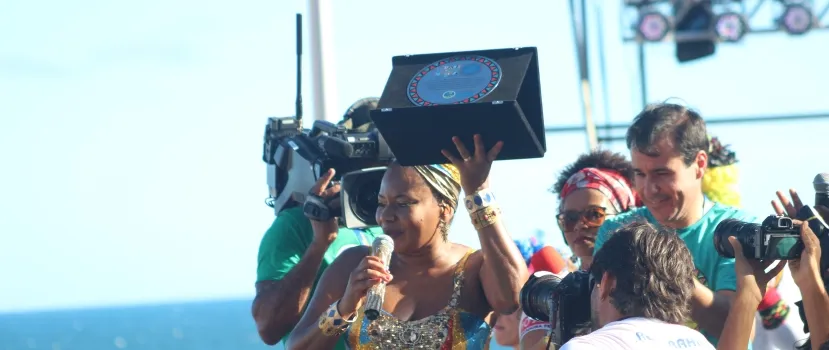 Margareth Menezes puxa pipoca em homenagem aos 30 anos de “Faraó” e recebe prêmio da prefeitura