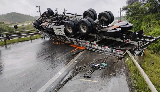 Com pista molhada, caminhão tomba na Via Parafuso, em Camaçari 