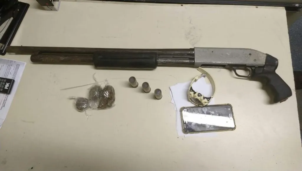 Suspeito de homicídio é preso com espingarda calibre 12 em Camaçari