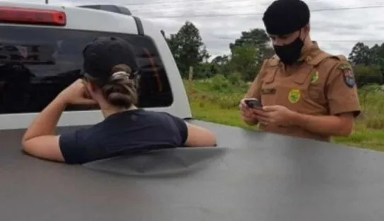 Após flagrar traição em motel, mulher entra na traseira de caminhonete do marido e se recusa a sair; veja vídeo