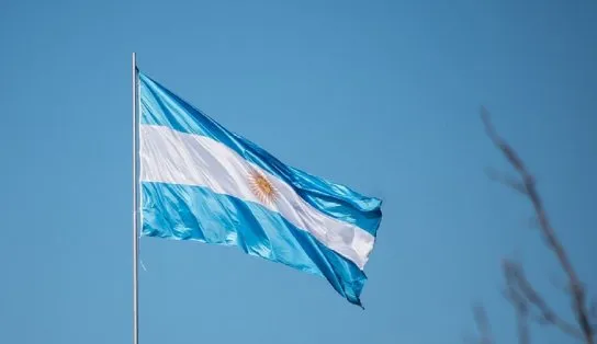 Covid-19: com 2,6 milhões de casos e 58 mil mortes, governo da Argentina amplia toque de recolher obrigatório