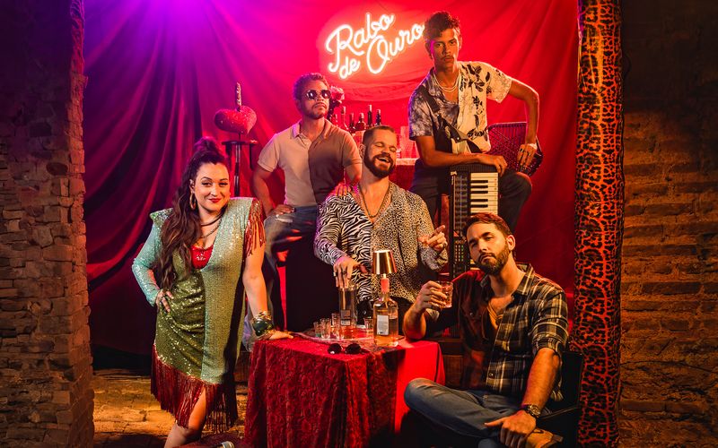 O arrocha, g&ecirc;nero fortemente associado &agrave; m&uacute;sica baiana, ganha espa&ccedil;o no teatro em uma hist&oacute;ria que mistura relacionamentos, humor e can&ccedil;&otilde;es conhecidas do p&uacute;blico/Foto: Caio Lirio/Divulga&ccedil;&atilde;o&nbsp;