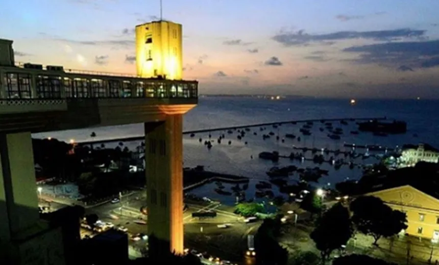 Elevador Lacerda ganha nova iluminação em alusão ao Setembro Amarelo