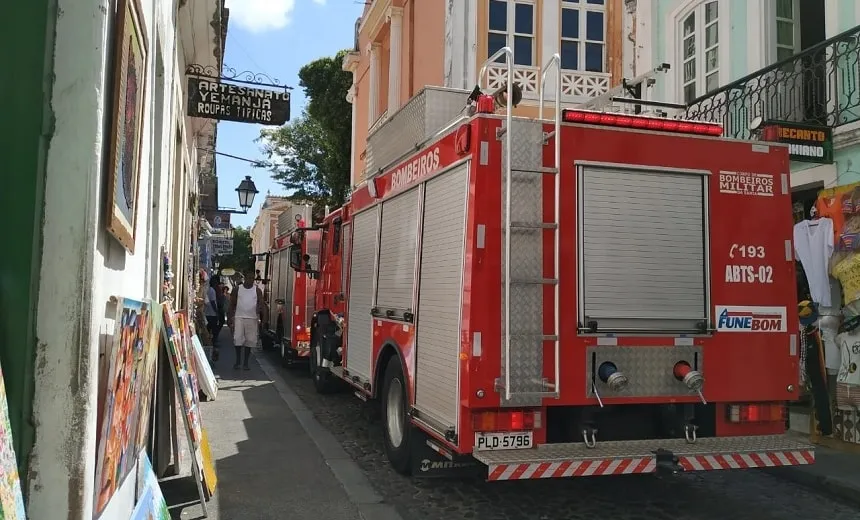 Bombeiros combatem incêndio em vegetação no bairro do Comércio