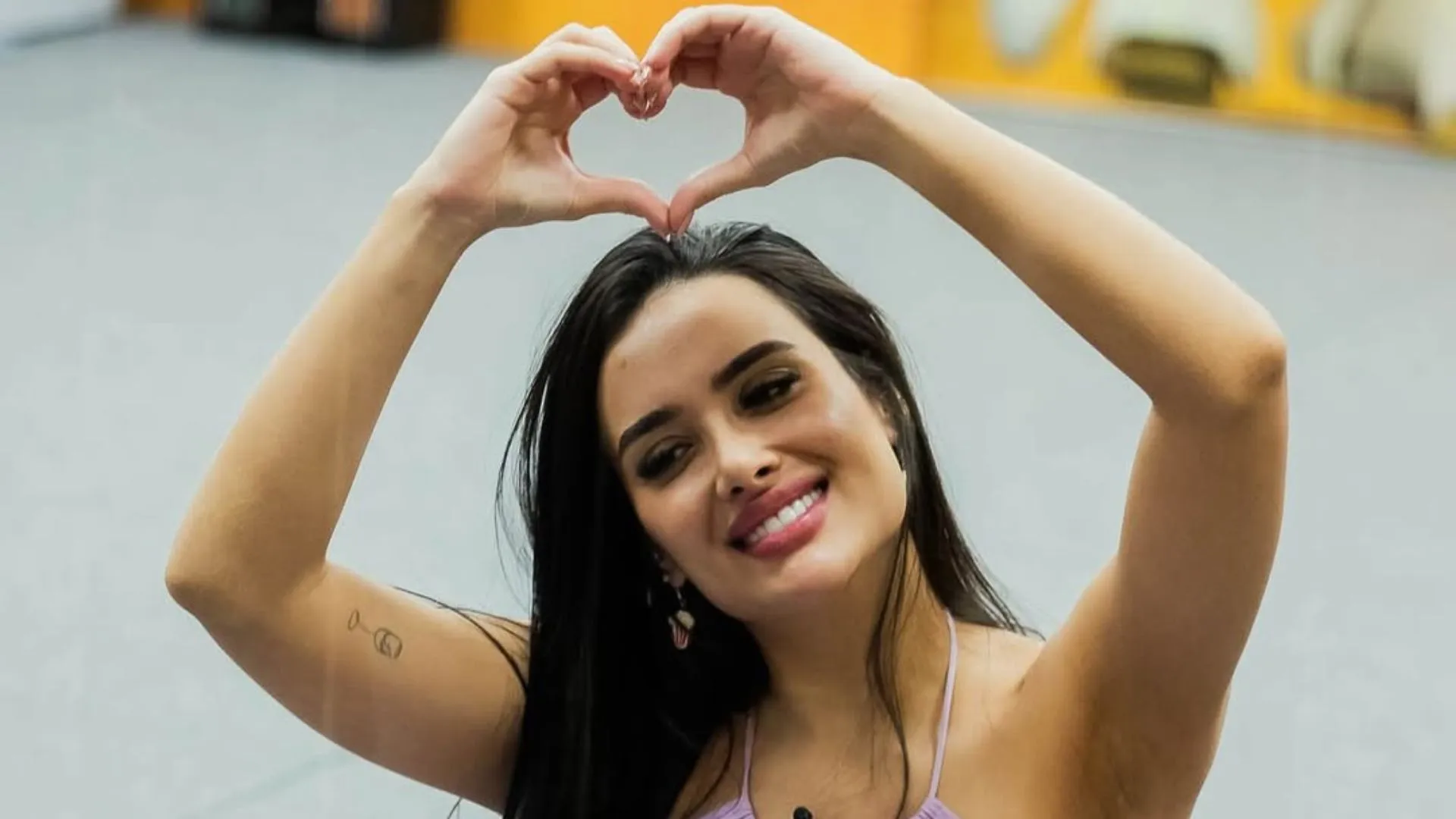 Participante do BBB 26 é criticada após se autodeclarar negra em concurso