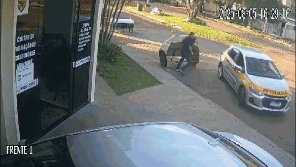 As imagens mostram o instrutor fora do carro no momento em que o veículo avança repentinamente em direção à fachada da autoescola. | Foto: Redes Sociais