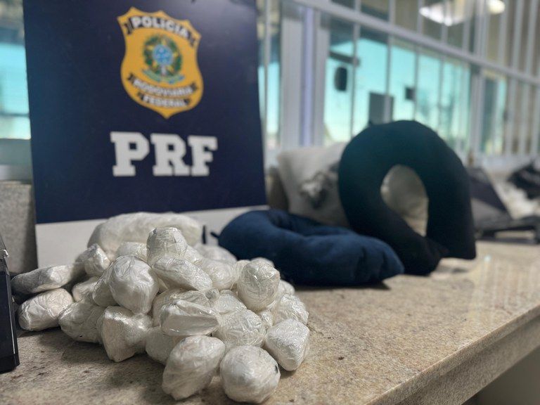 Cocaína estava escondida em travesseiro. Foto: PRF