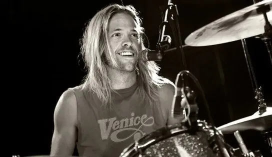 Baterista do Foo Fighters, Taylor Hawkins, morre aos 50 anos