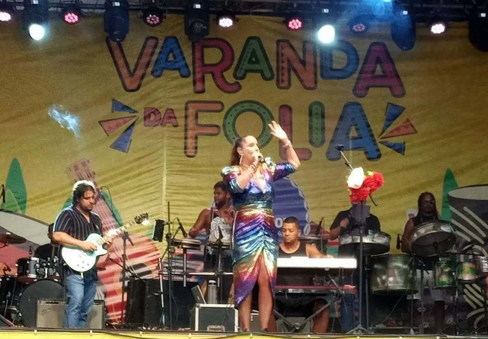 Na Varanda da Folia, cantora Sarajane faz a festa para público do Campo Grande