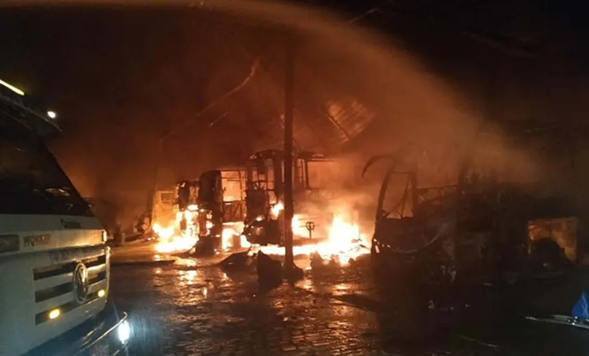 Jacobina: grupo invade garagem de empresa de ônibus, rende vigilante e incendia veículos; prejuízo chega a R$ 18 milhões