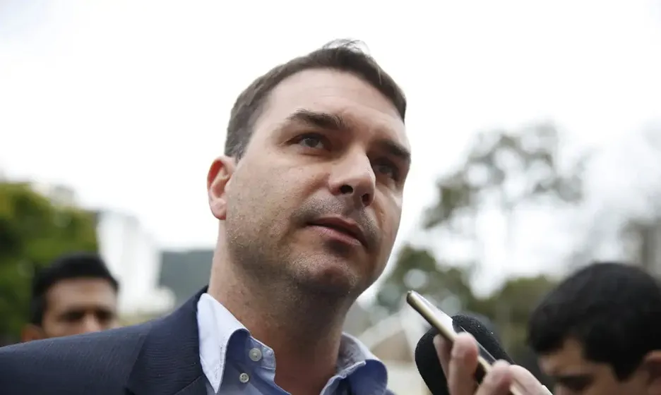 Flávio Bolsonaro visita o pai e critica decisão de Moraes