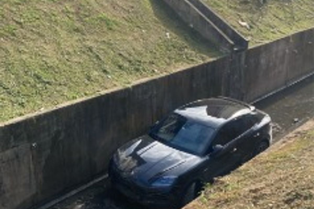 Carro de luxo em bueiro de Salvador