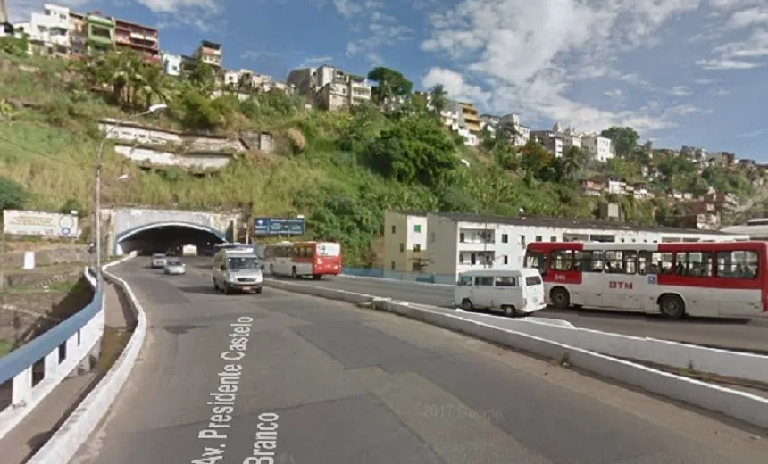 Motociclista morre após se envolver em acidente com um ônibus no Comércio