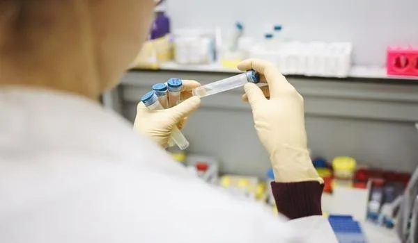 62% dos médicos brasileiros acreditam que país só terá tratamento efetivo para Covid-19 no final do ano