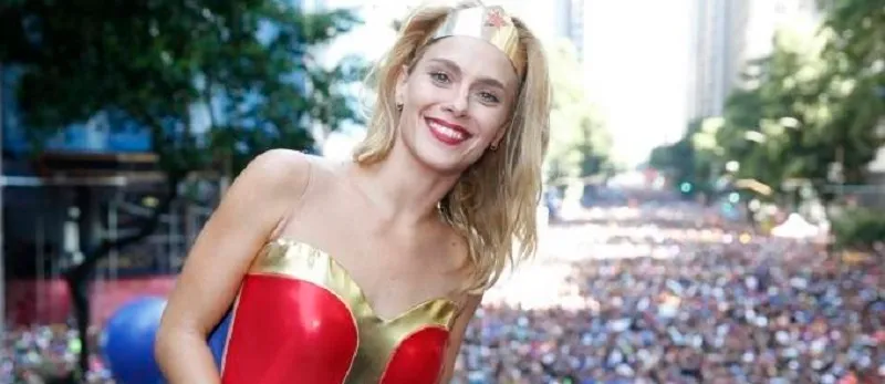 BLOCO DA PRETA: Carolina Dieckmann mostra gingado em vídeo ao som de Preta Gil