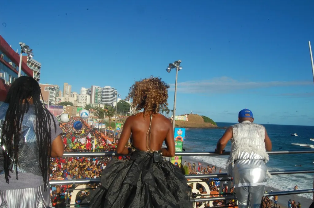 Nascido como bloco de protesto, Olodum canta jingle da Caixa e elogia patrocinador