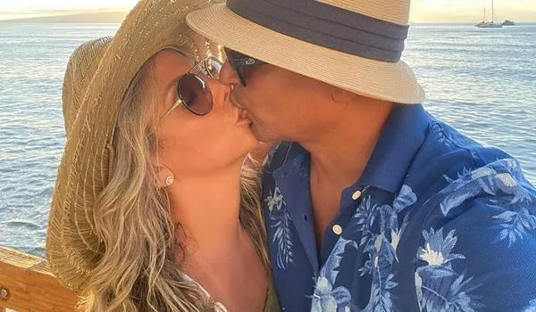 Carla Perez e Xanddy renovam votos de casamento em praia no Havaí; veja vídeo