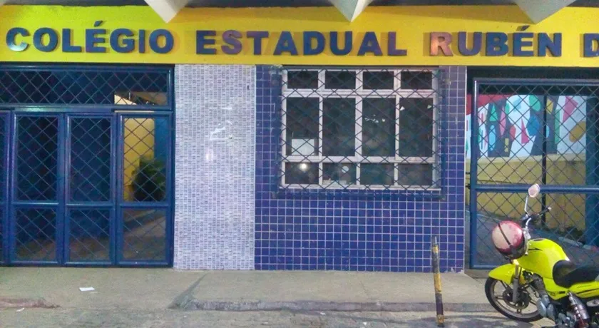 QUADRO DO MEDO: Após troca de tiros com policiais, homem invade escola e morre no pátio durante aula