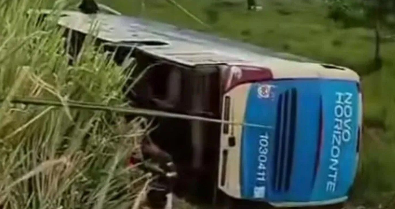 &Ocirc;nibus Tombado Em Itapetinga. | Foto: Reprodu&ccedil;&atilde;o Redes Sociais 
