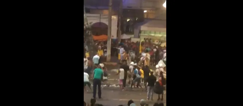 PANCADARIA: Foliões brigam durante passagem de Daniela Mercury na Ondina; Veja flagrantes