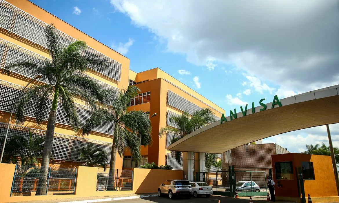 Anvisa proíbe comercialização de alisante e maquiagem capilar; entenda