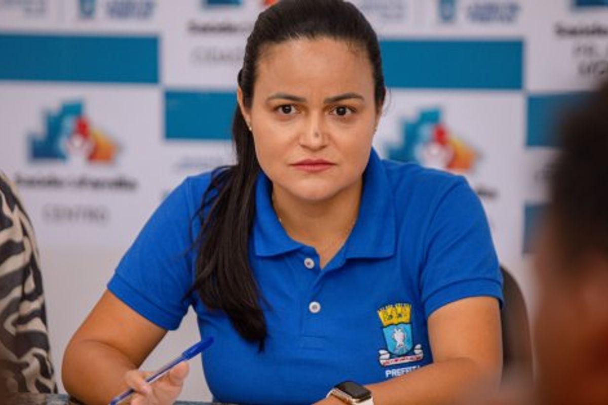 D&eacute;bora Regis anuncia pagamento de sal&aacute;rios atrasados para profissionais da sa&uacute;de de Lauro de Freitas