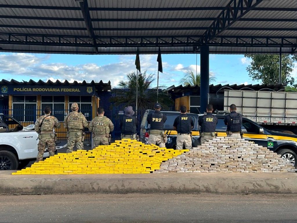 Os quase 500kg de drogas foram achados em um fundo falso de caminhão, na altura de Barreiras. Foto: Divulgação/PRF