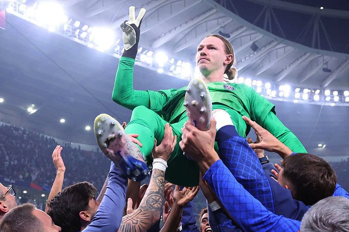 Herói do PSG contra o Flamengo, no Intercontinental da Fifa, o goleiro russo Safanov fraturou a mão durante as cobranças de pênalti. Foto: SBT Sports
