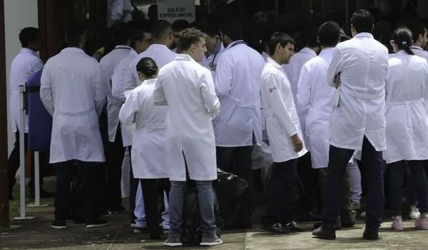 Mais de 15 mil médicos formados fora do Brasil têm 1ª fase do Revalida no próximo domingo