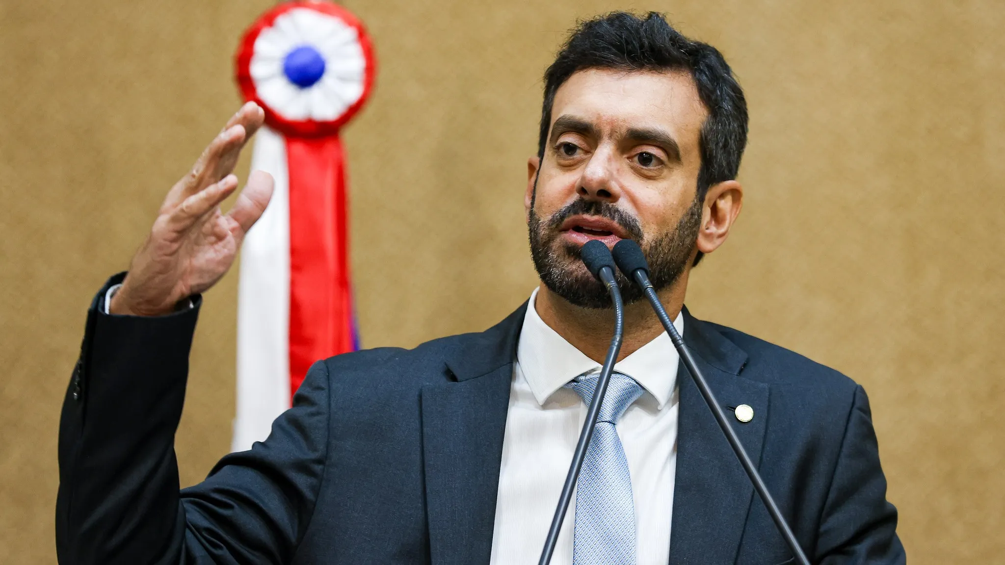 Tiago Correia solicita ações do Morar Melhor e poda de árvores em Periperi