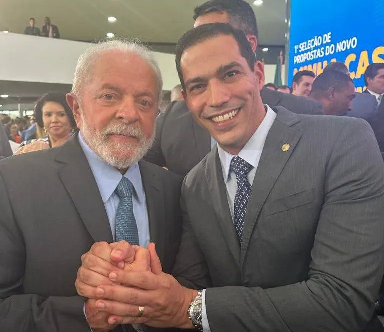 Deputado participa de cerimônia do MCMV com Lula; bases do deputado são contempladas pelo programa