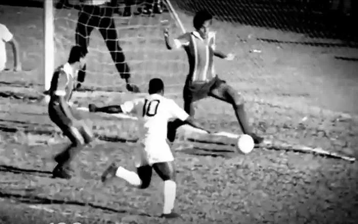Nildo Birro Doido impede 1000° gol de Pelé, na Fonte Nova. Foto: Reprodução | Canal 100
