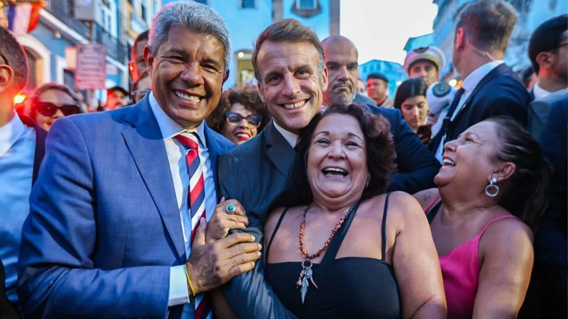 Macron é tietato e agarrado por mulheres em Salvador