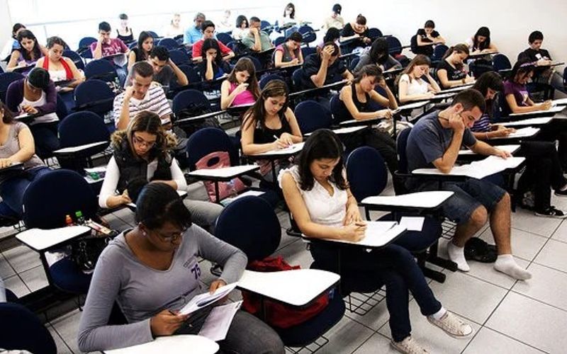 Pessoas inscritas no Enem 2026 não poderão atuar como certificadores do Enem. A regra busca garantir segurança, sigilo e imparcialidade durante a aplicação das provas /Foto: Reprodução