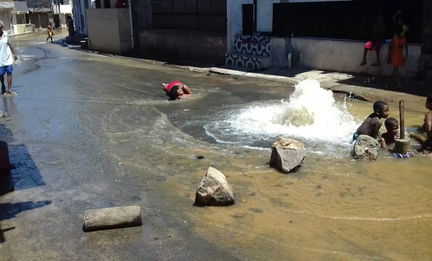BAIRRO DA PAZ: Vazamento alaga casas; Moradores reclamam de demora no atendimento