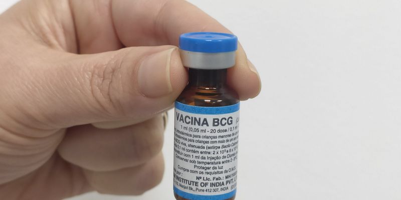 A vacina BCG previne contra as formas graves da tuberculose (meníngea e miliar), é feita com o bacilo de Calmette-Guérin, que é uma forma enfraquecida da bactéria que causa a tuberculose/Foto: Divulgação