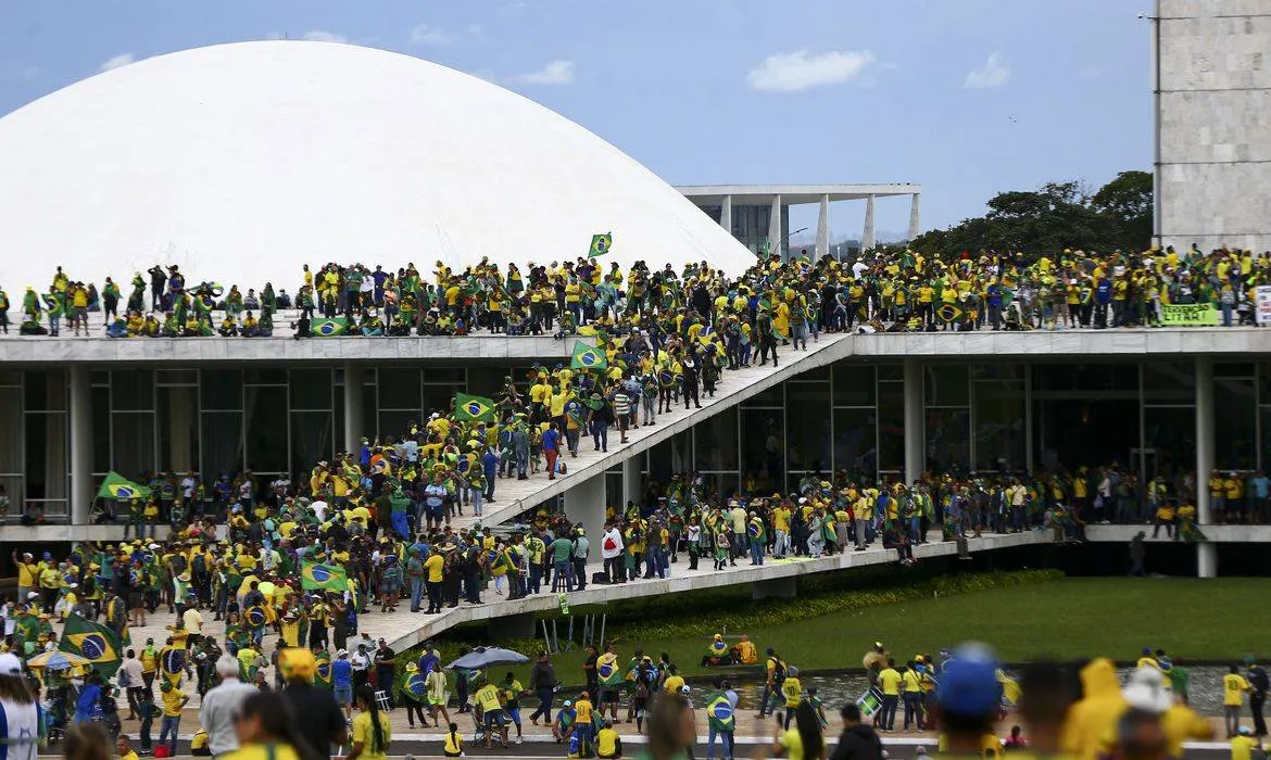 STF tem placar de 7 a 0 para tornar réus mais 200 envolvidos nos atos de 8 de janeiro