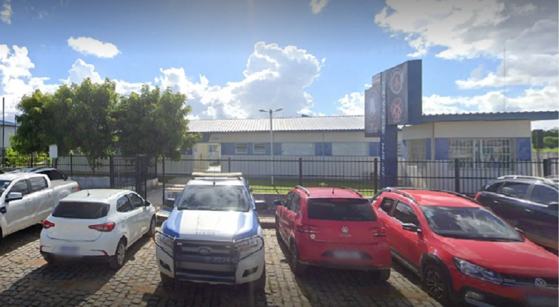 Após abordagem e identificação, foi verificado que constava um mandado de prisão em desfavor do homem