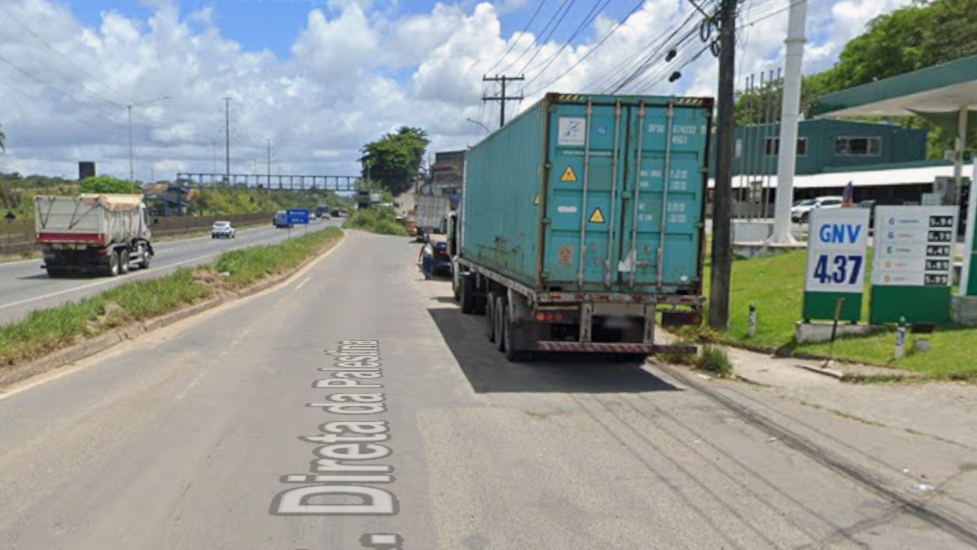 Motociclista morre ap&oacute;s bater em caminh&atilde;o parado na BR-324, em Salvador